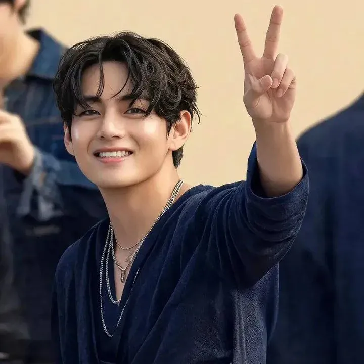 Behind-the-scenes cut of V (BTS)