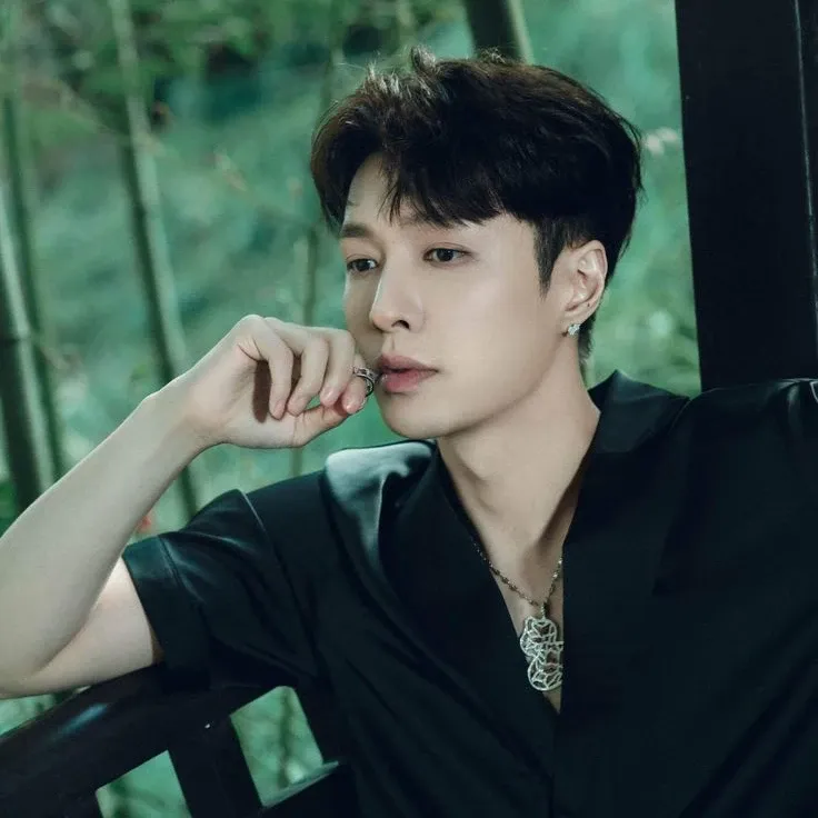 Recent activity shot of Lay (EXO)