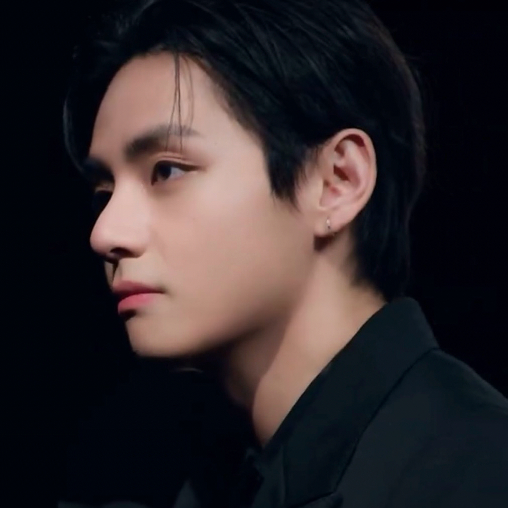 Behind-the-scenes cut of V (BTS)