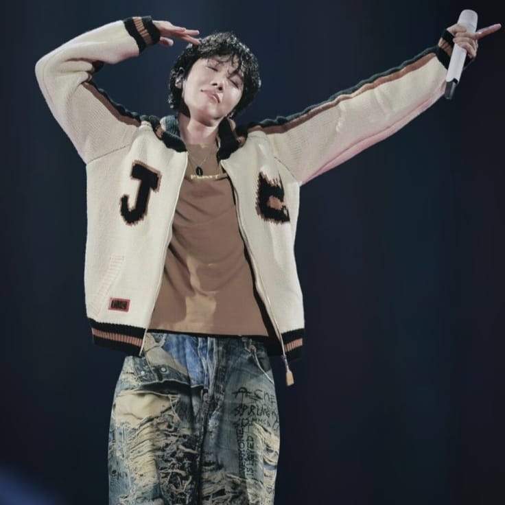 Momen yang diabadikan oleh penggemar j-hope (BTS)