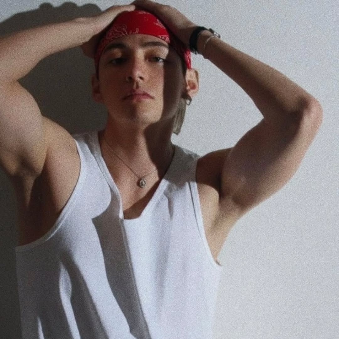 Behind-the-scenes cut of V (BTS)