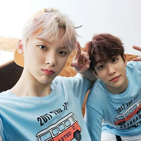 A moment captured by MJ (ASTRO)'s fan