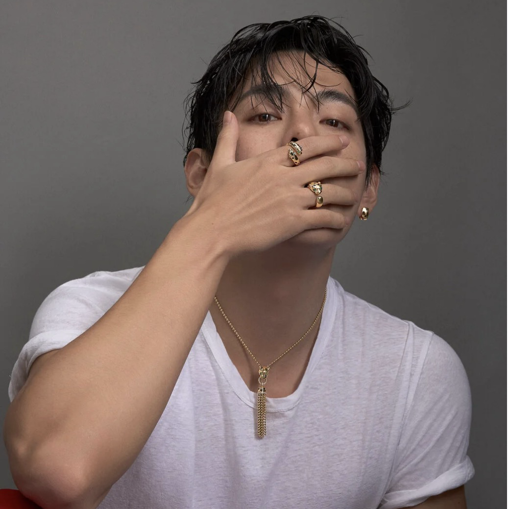 Behind-the-scenes cut of V (BTS)