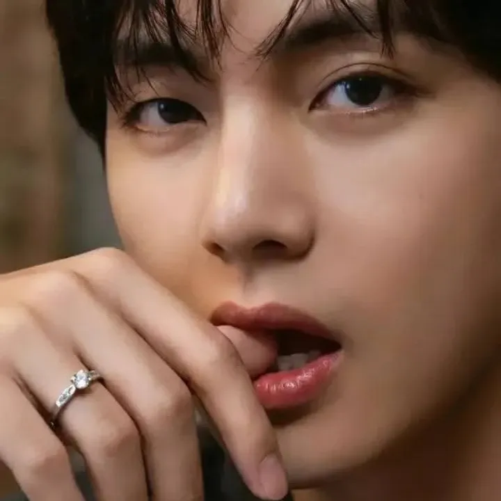 뷔 (방탄소년단)의 최신 사진