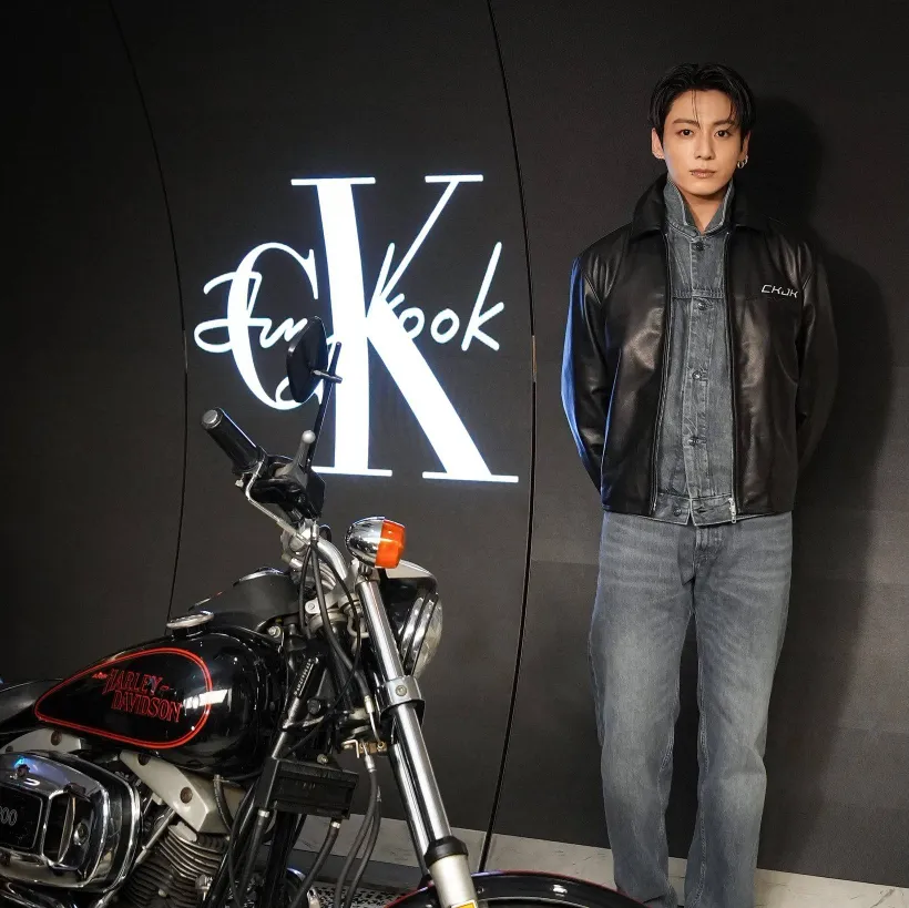 Foto aktivitas terbaru Jungkook (BTS)