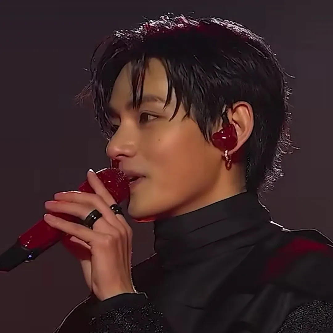 Behind-the-scenes cut of V (BTS)