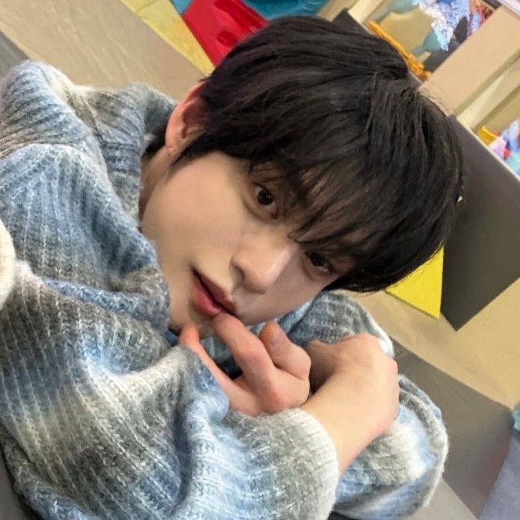 Potret di balik layar Kim Jiwoong (ZEROBASEONE)