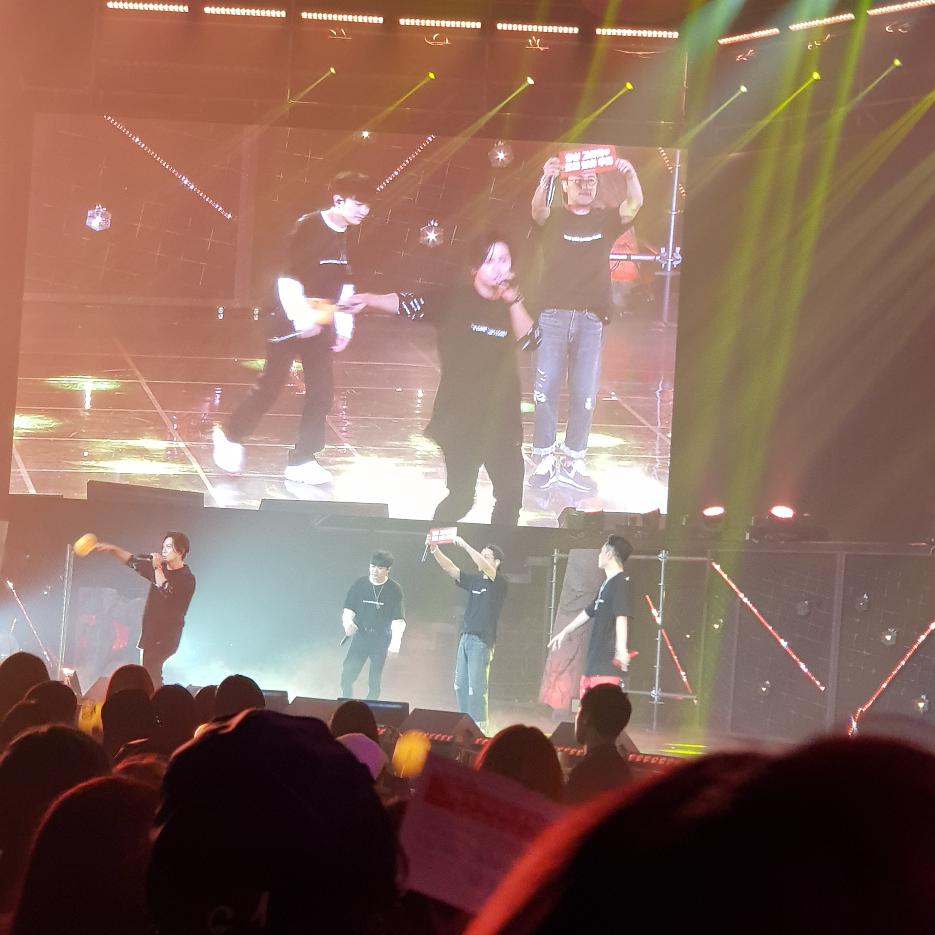 A moment captured by SECHSKIES's fan