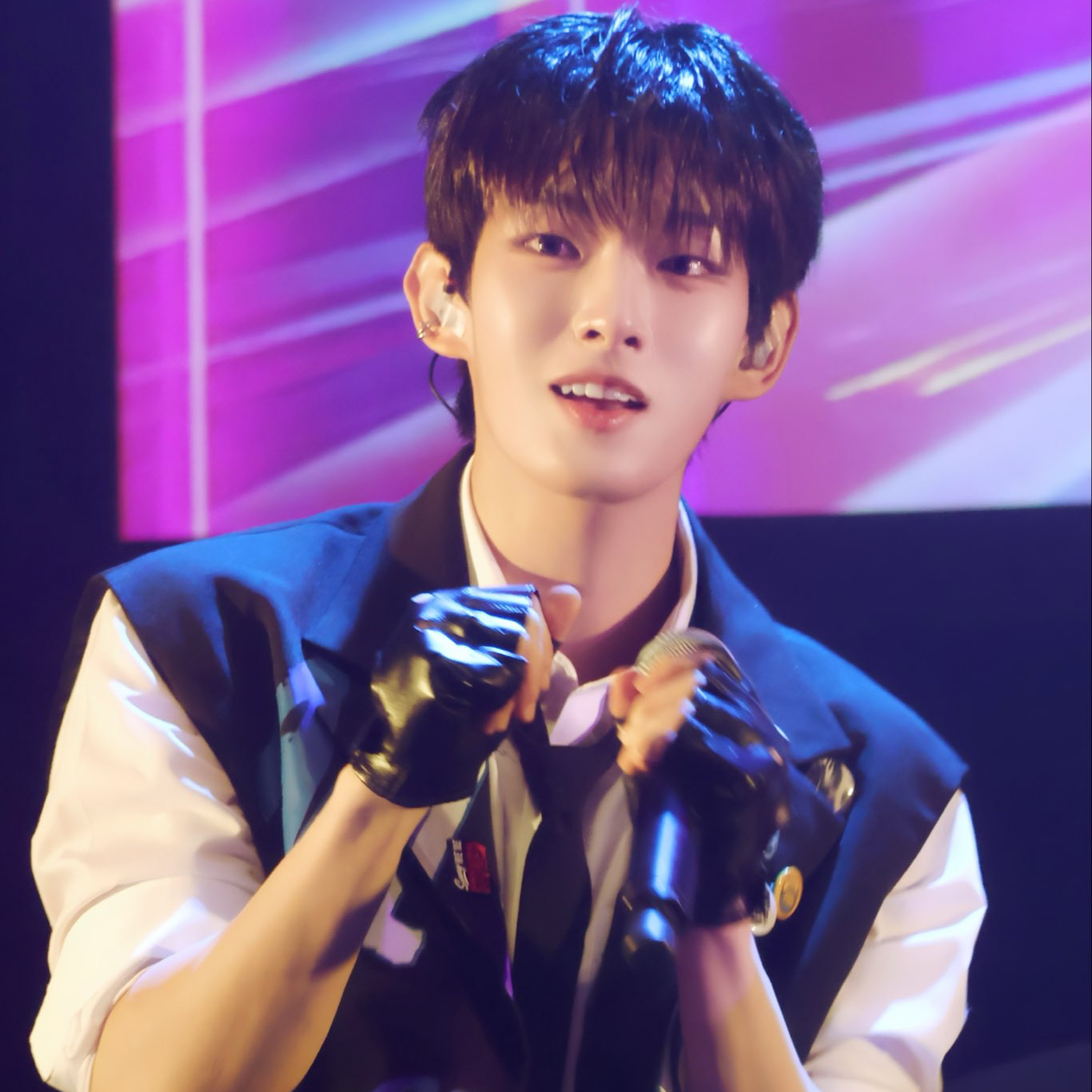 Behind-the-scenes cut of Steven (AHOF)