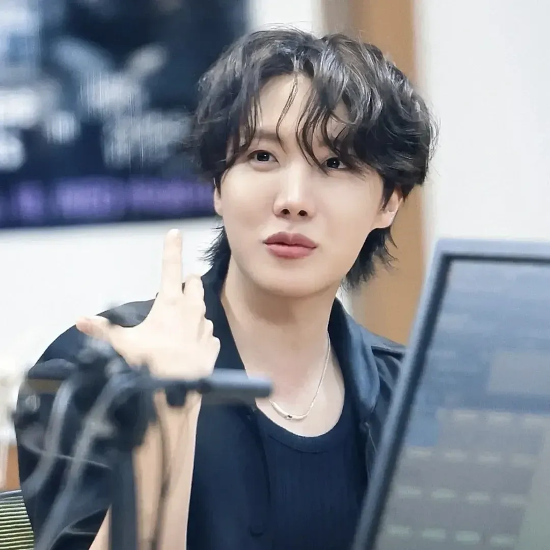 Momen yang diabadikan oleh penggemar j-hope (BTS)