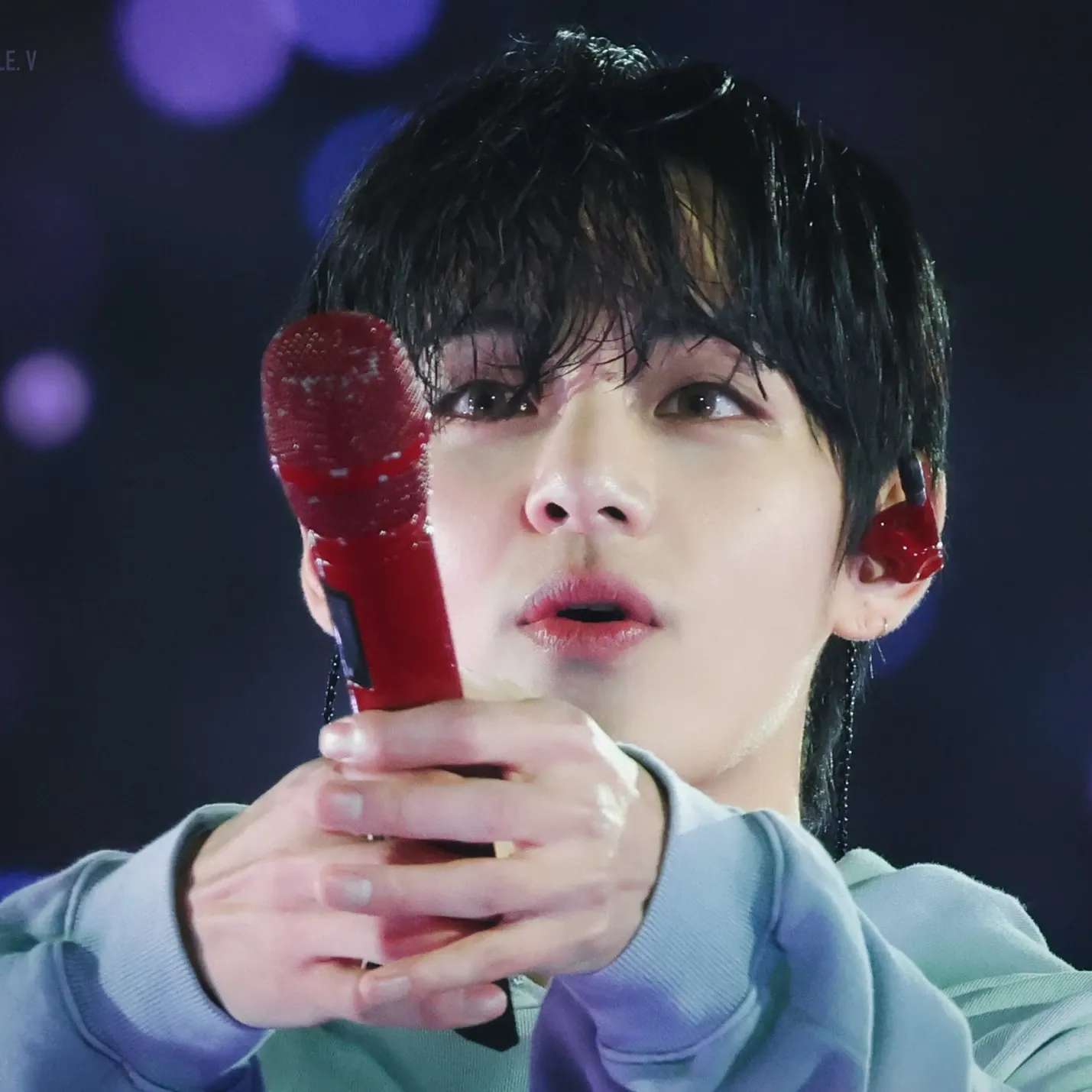 Foto aktivitas terbaru V (BTS)