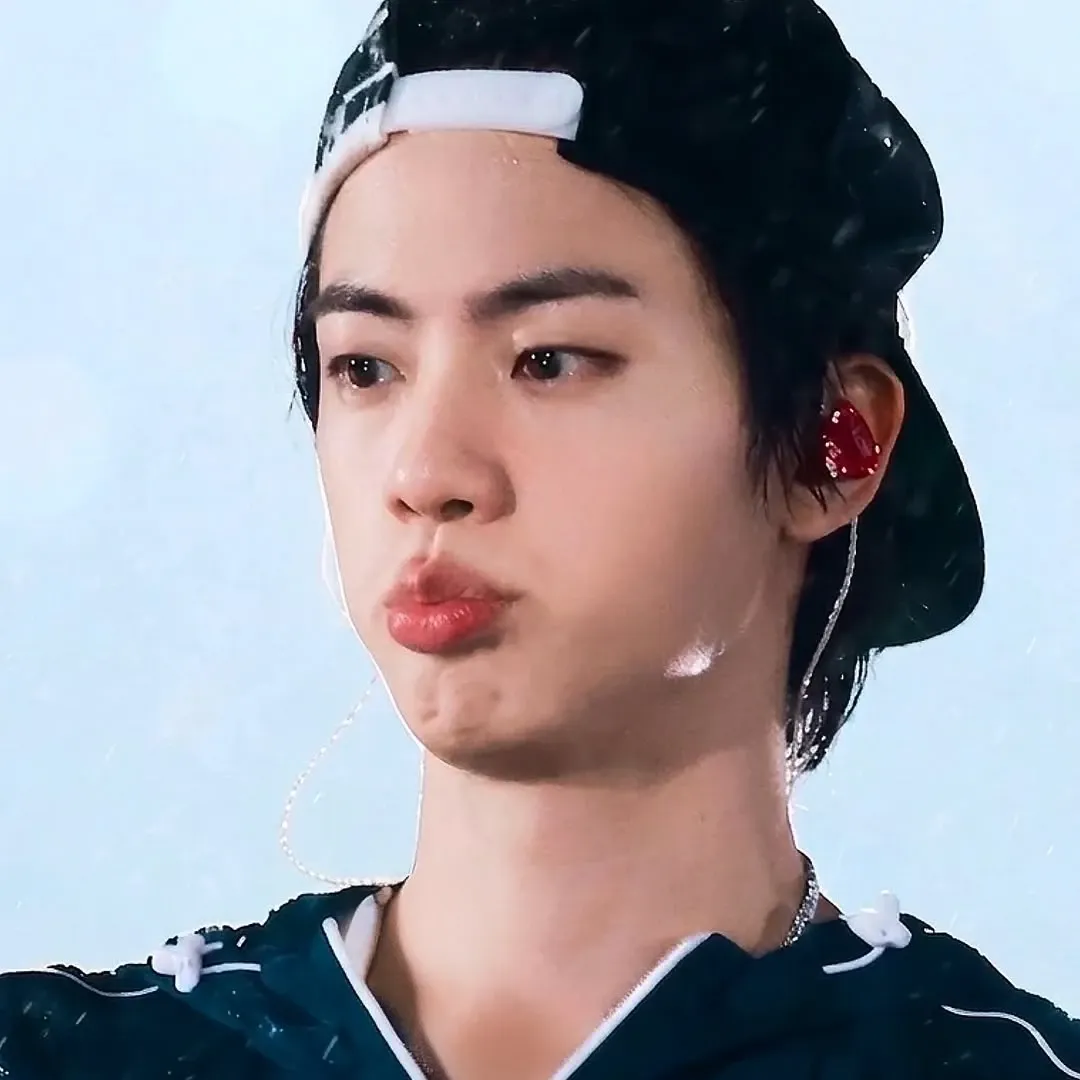 Foto aktivitas terbaru Jin (BTS)