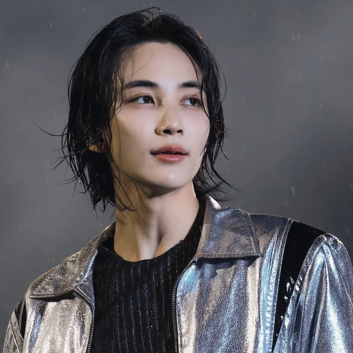 Foto aktivitas terbaru Jeonghan (SEVENTEEN)