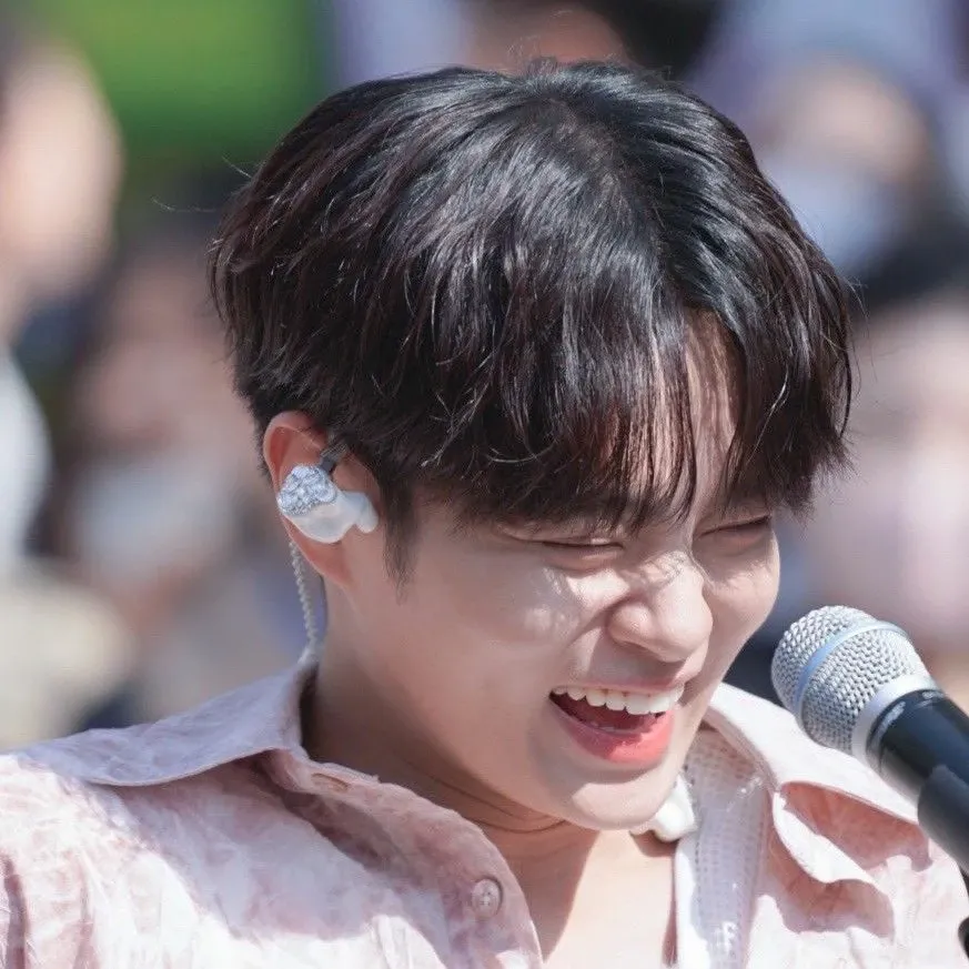 A moment captured by Lee Daehwi (AB6IX)'s fan