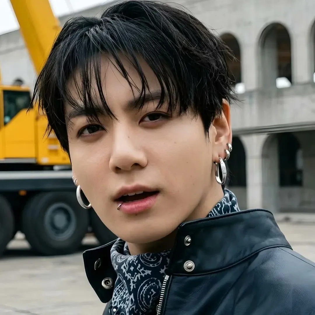 Foto aktivitas terbaru Jungkook (BTS)