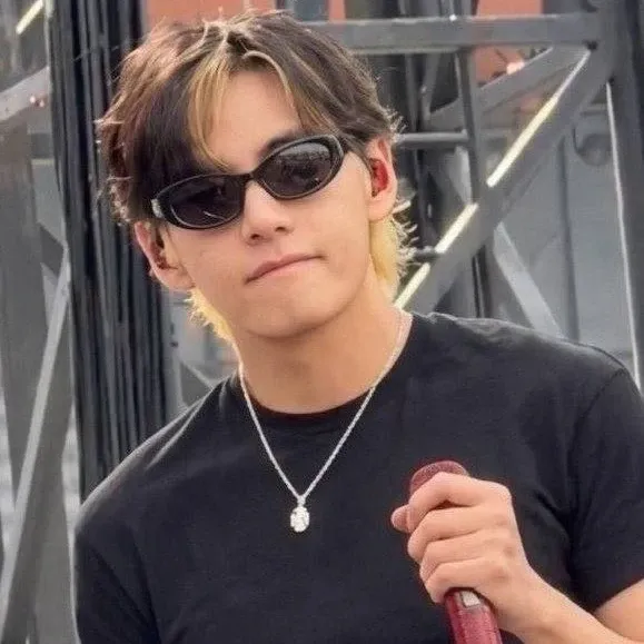 Foto terbaru V (BTS)