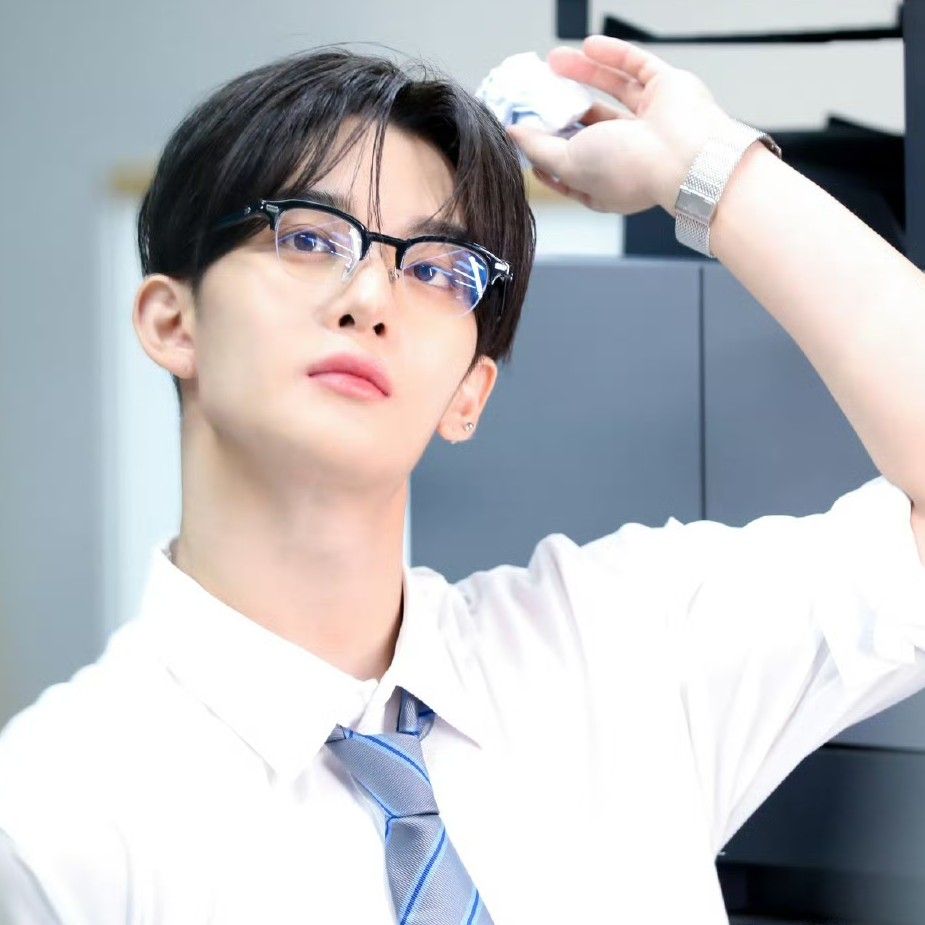 Behind-the-scenes cut of Bae Jinyoung
