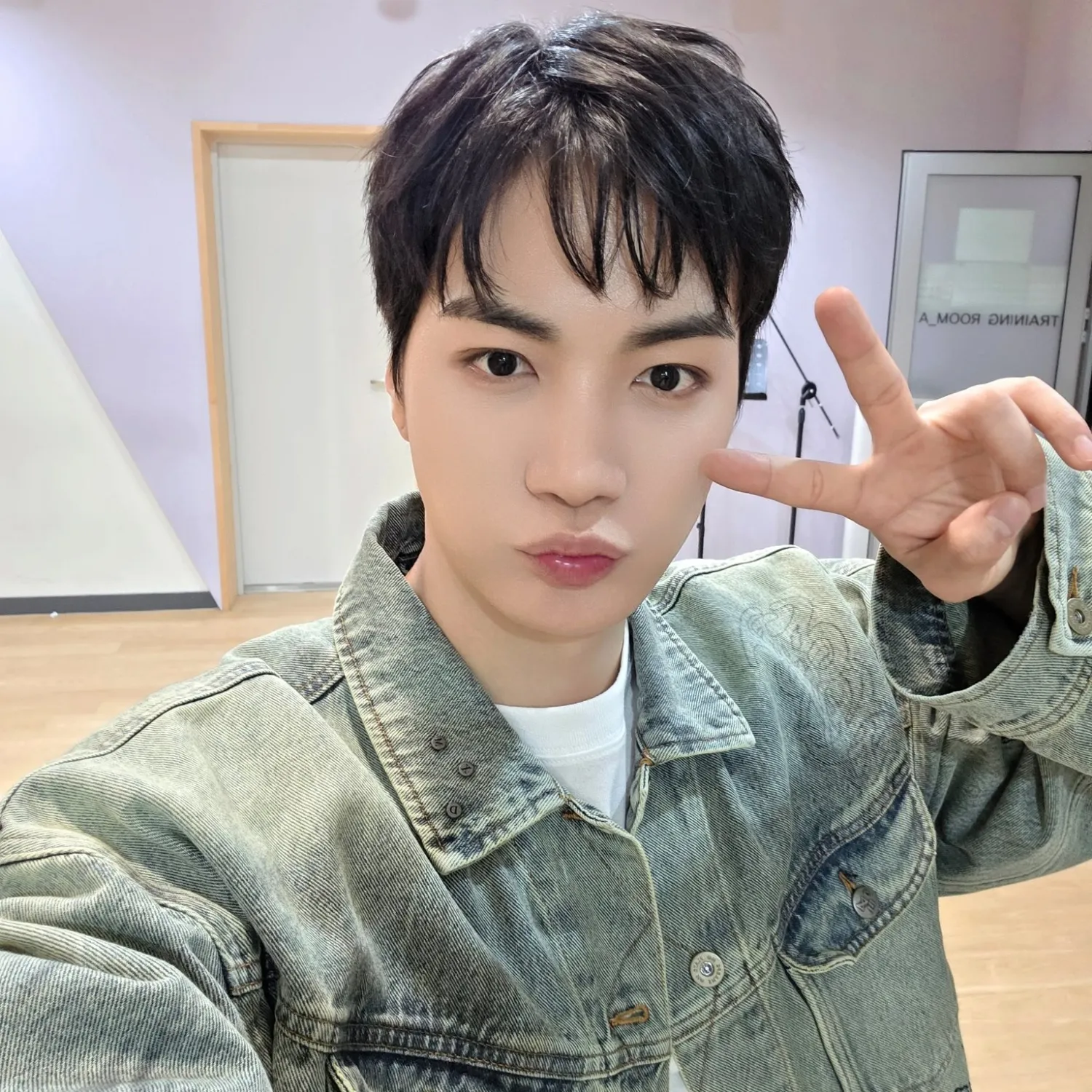 Behind-the-scenes cut of Kim Jonghyeon