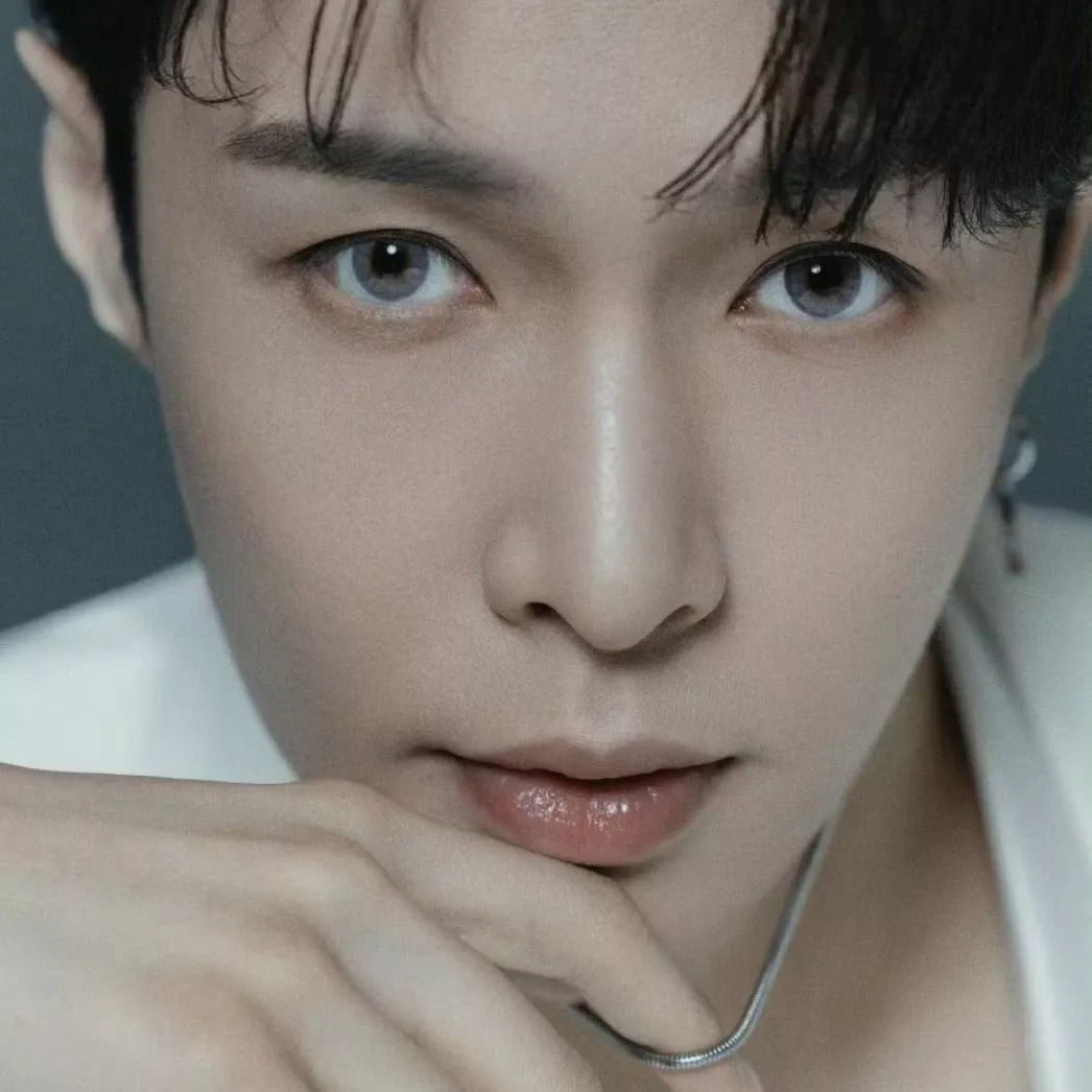 Recent activity shot of Lay (EXO)