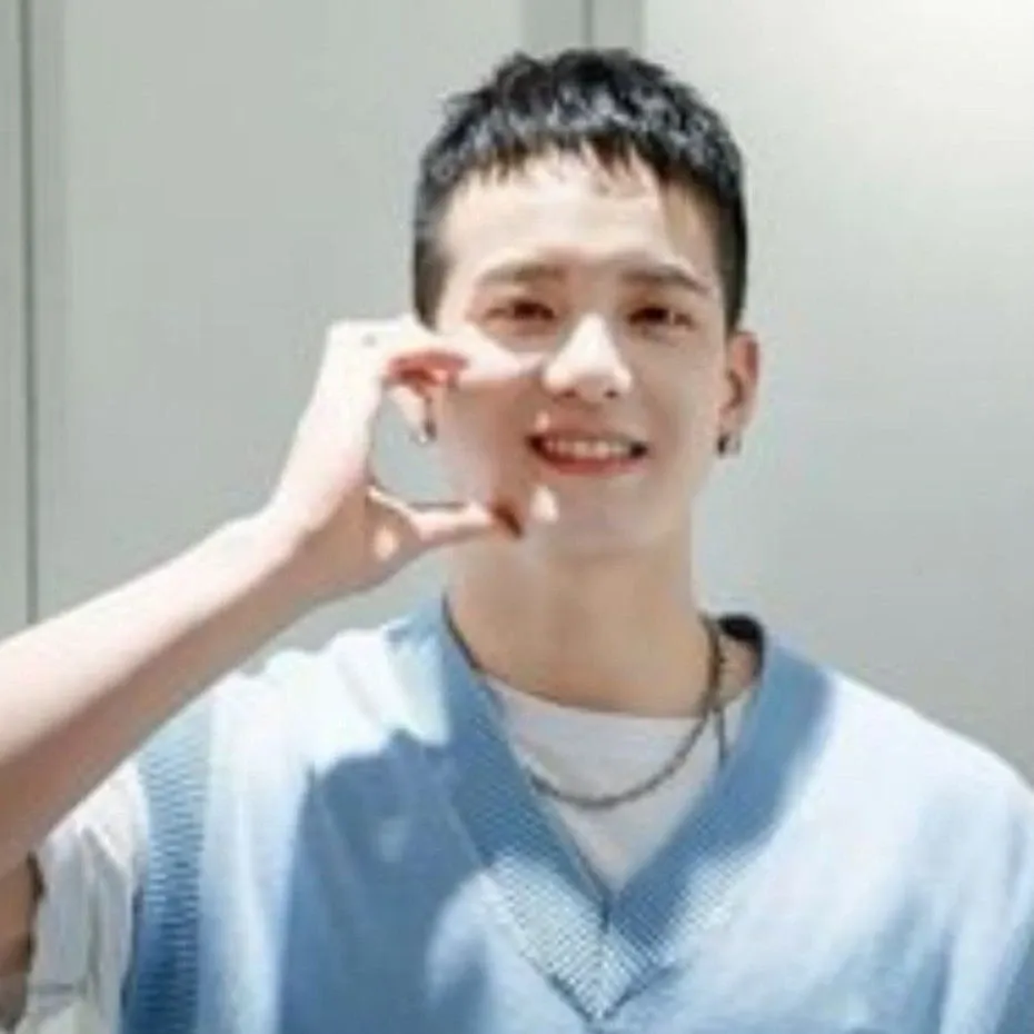 Recent activity shot of Peniel (BTOB)