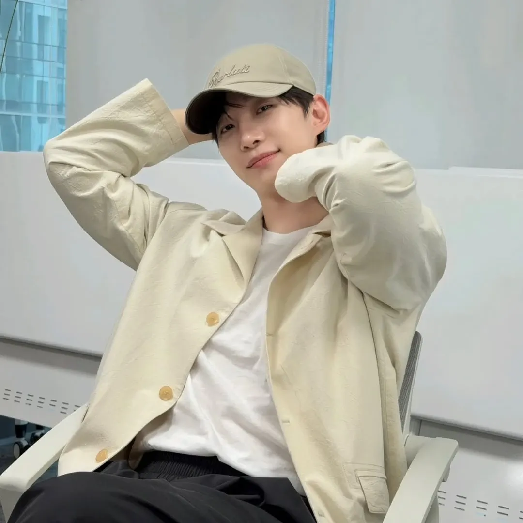 Behind-the-scenes cut of Junho (2PM)
