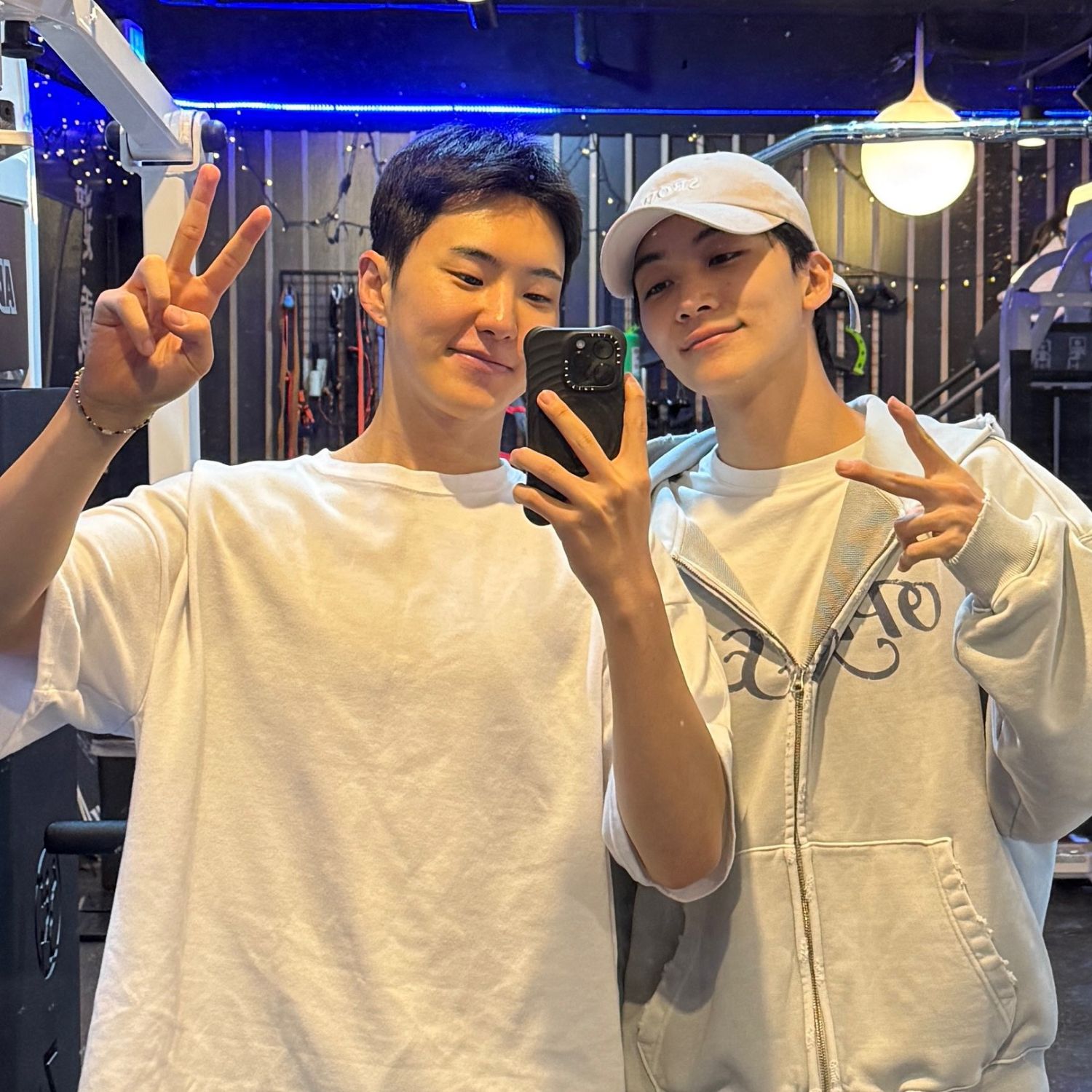 A moment captured by Jeonghan (SEVENTEEN)'s fan