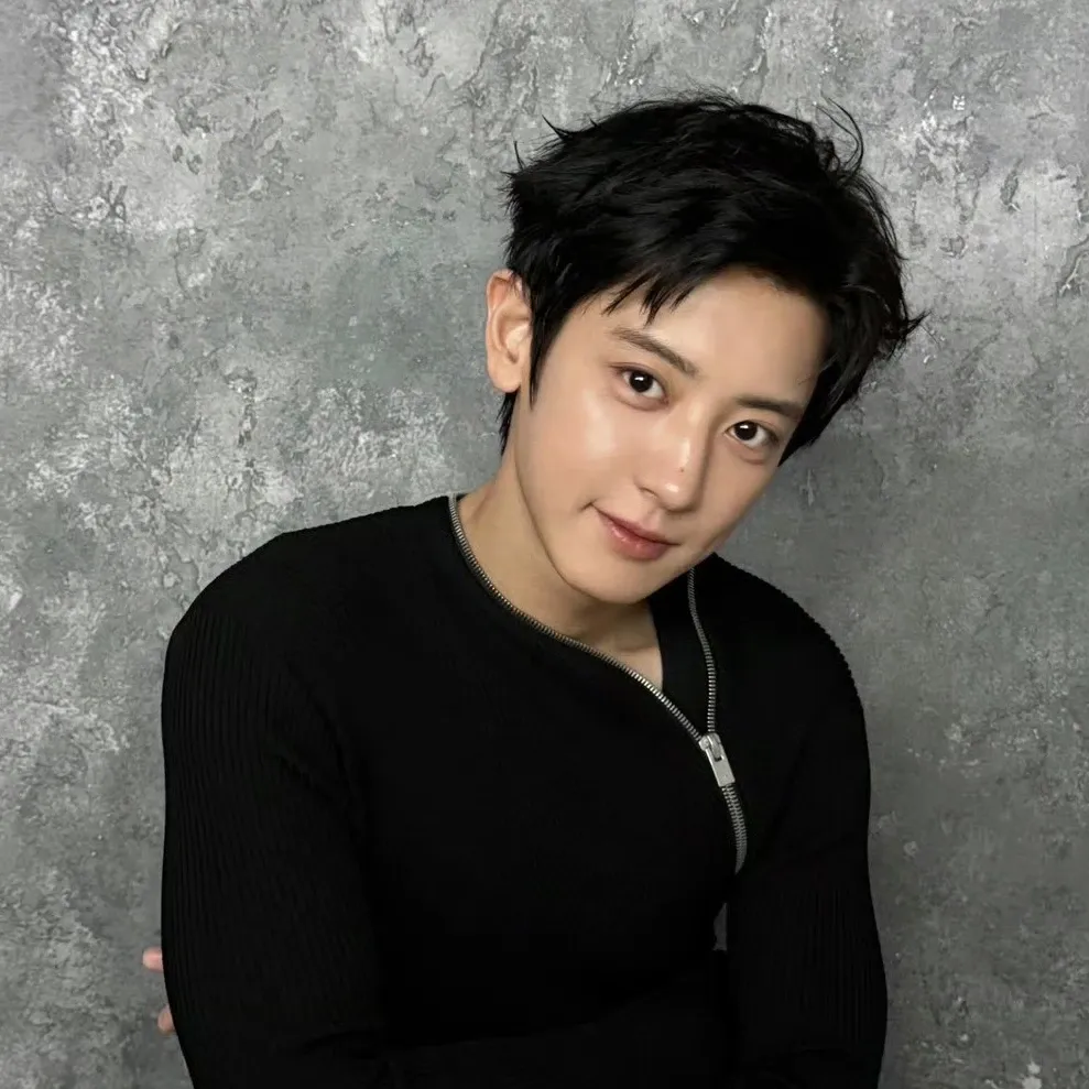 Recent activity shot of Chanyeol (EXO)