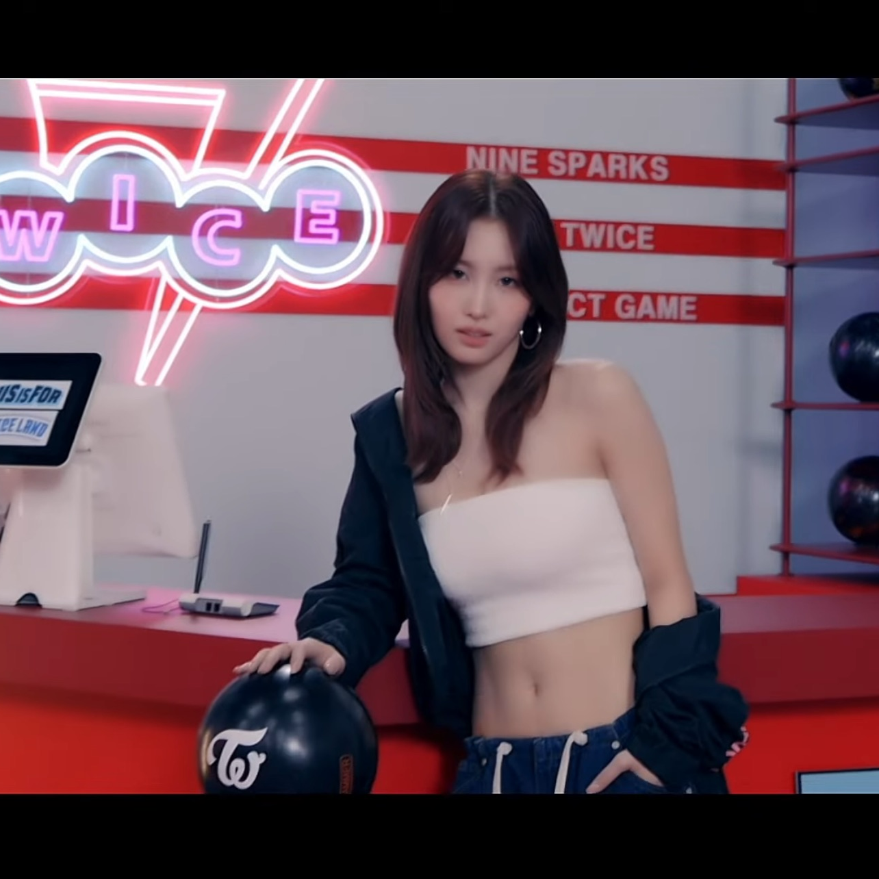 Potret di balik layar Momo (TWICE)