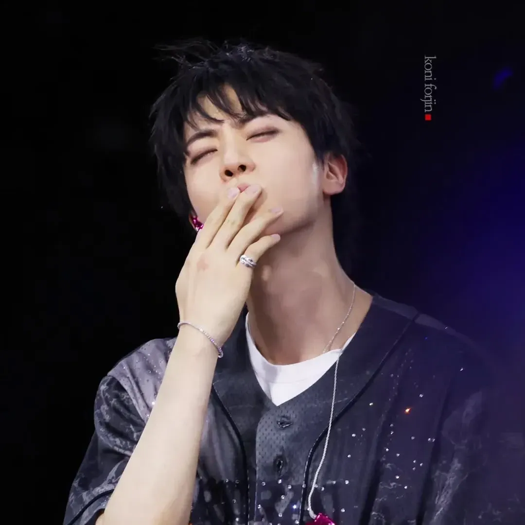 Momen yang diabadikan oleh penggemar Jin (BTS)