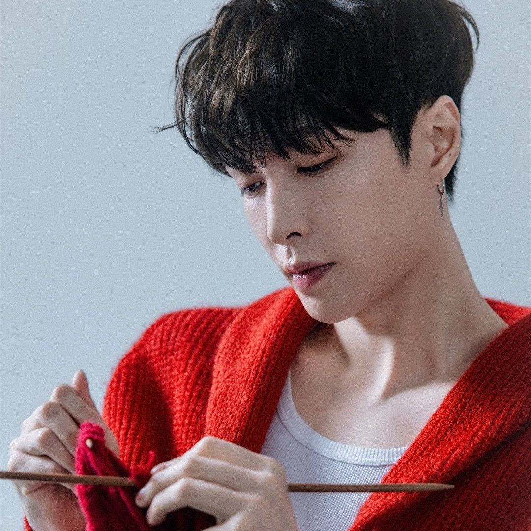 Behind-the-scenes cut of Lay (EXO)