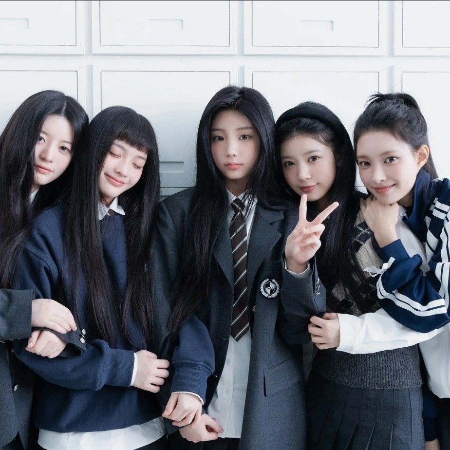 A moment captured by ILLIT's fan