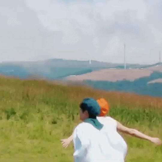 Behind-the-scenes cut of Stray Kids