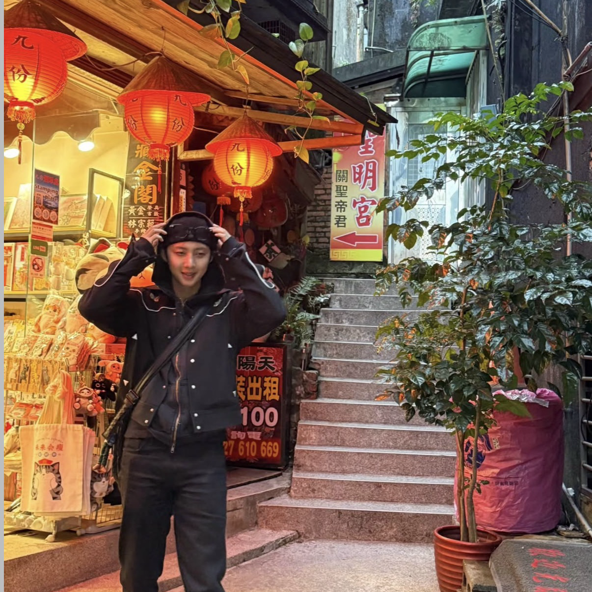 A moment captured by Hui (PENTAGON)'s fan