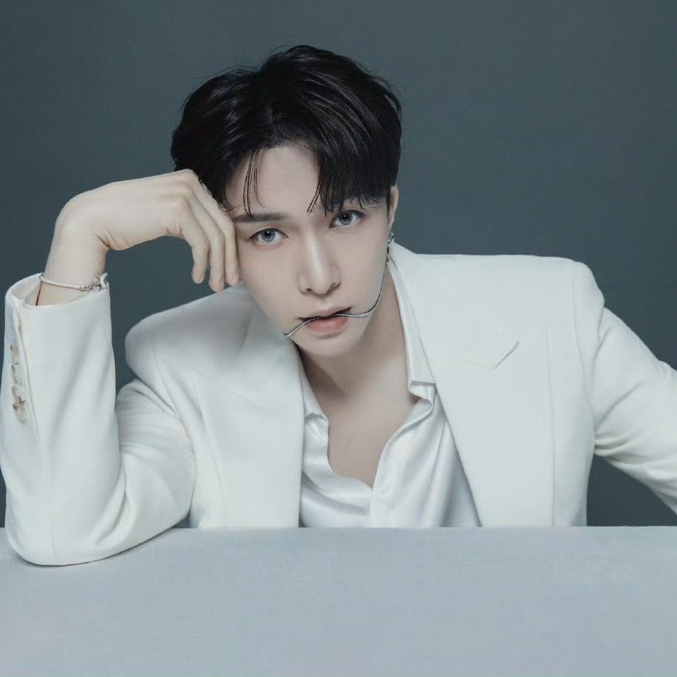 Behind-the-scenes cut of Lay (EXO)