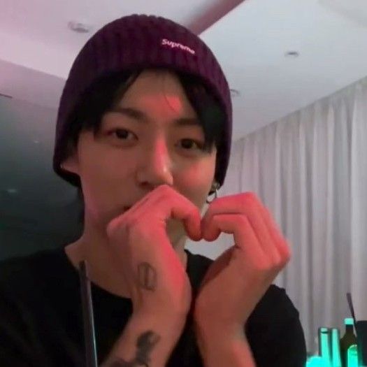 Foto aktivitas terbaru Jungkook (BTS)