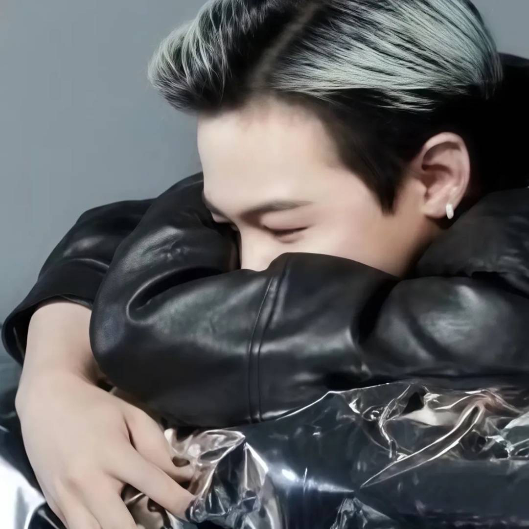 Recent activity shot of G-DRAGON (BIGBANG)