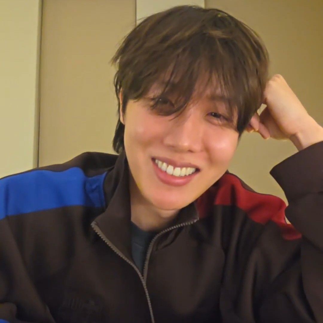 Foto aktivitas terbaru j-hope (BTS)