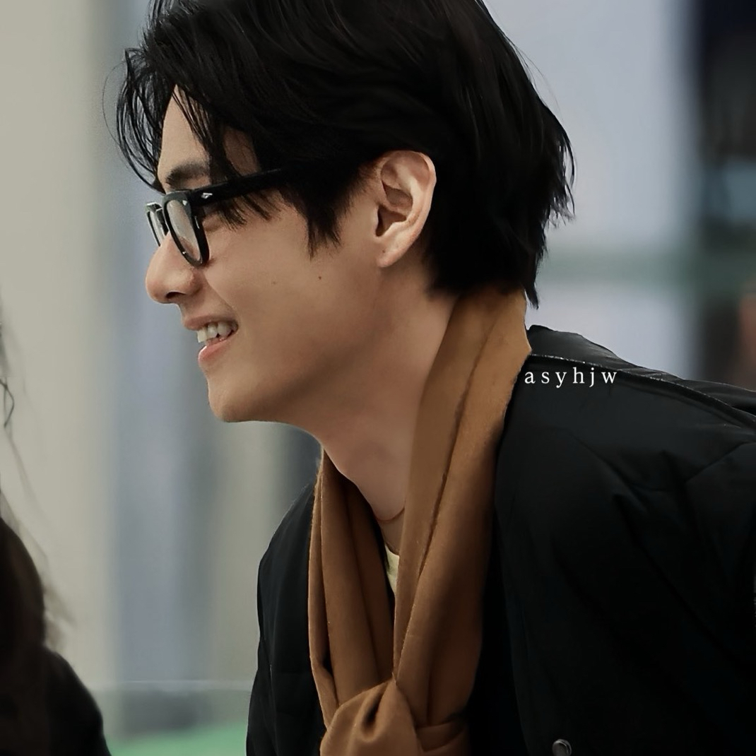 Behind-the-scenes cut of V (BTS)