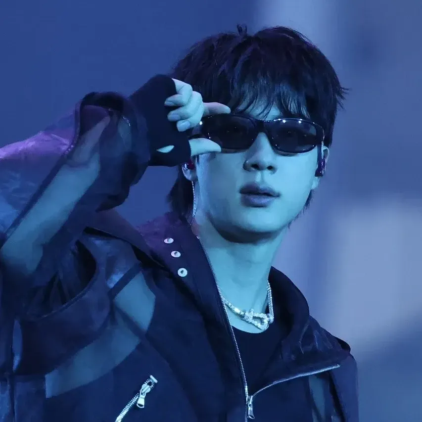 Foto aktivitas terbaru Jin (BTS)