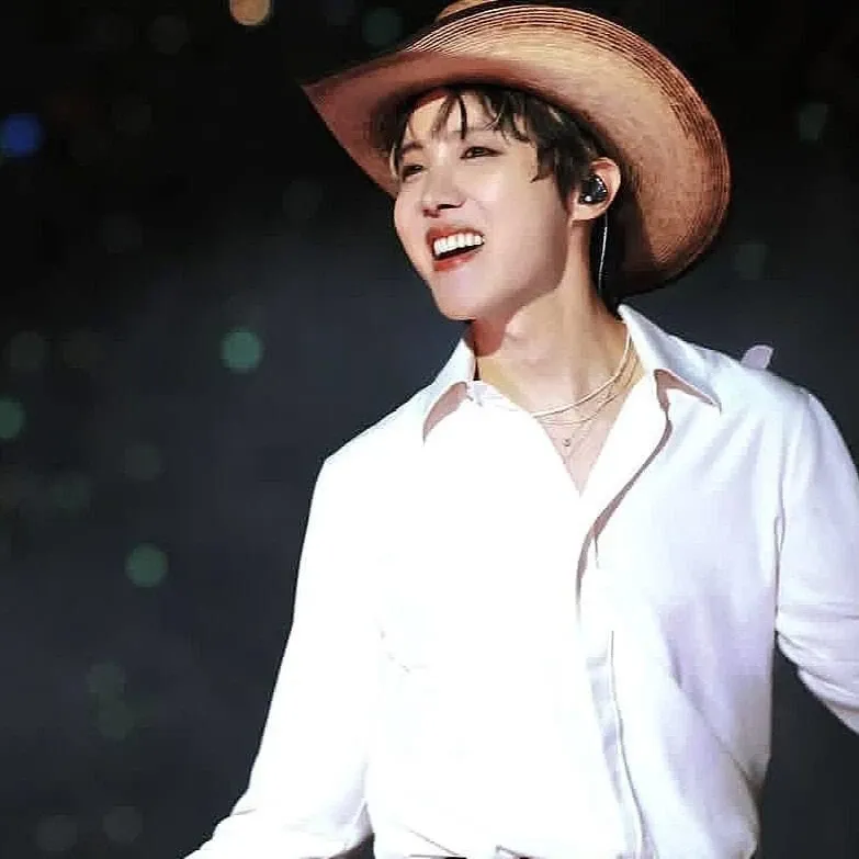 Momen yang diabadikan oleh penggemar j-hope (BTS)