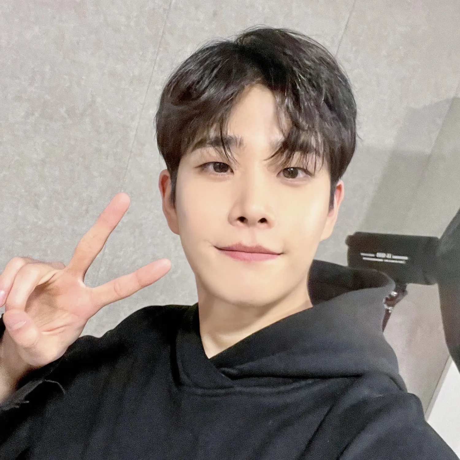 A moment captured by MJ (ASTRO)'s fan
