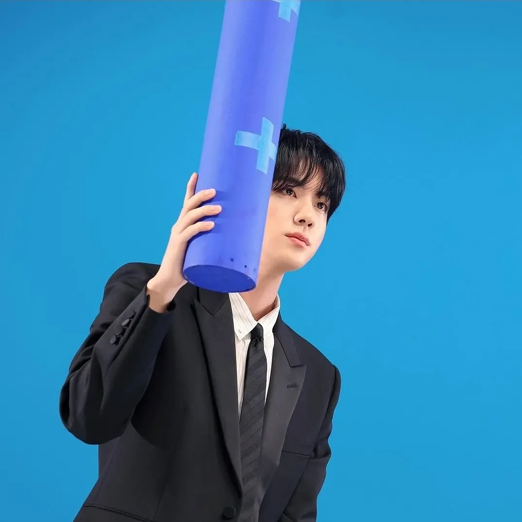 Foto aktivitas terbaru Jin (BTS)