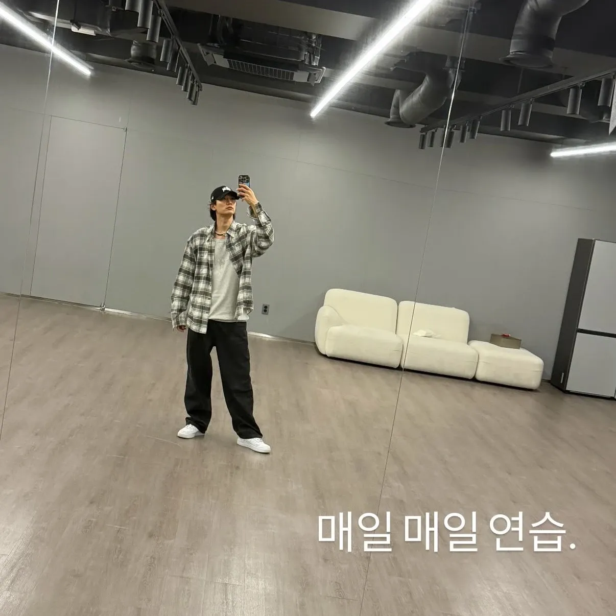 Behind-the-scenes cut of Minho (SHINee)