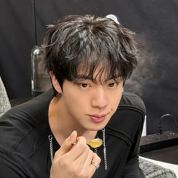 Foto aktivitas terbaru Jin (BTS)