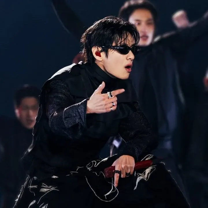 뷔 (방탄소년단)의 최신 사진