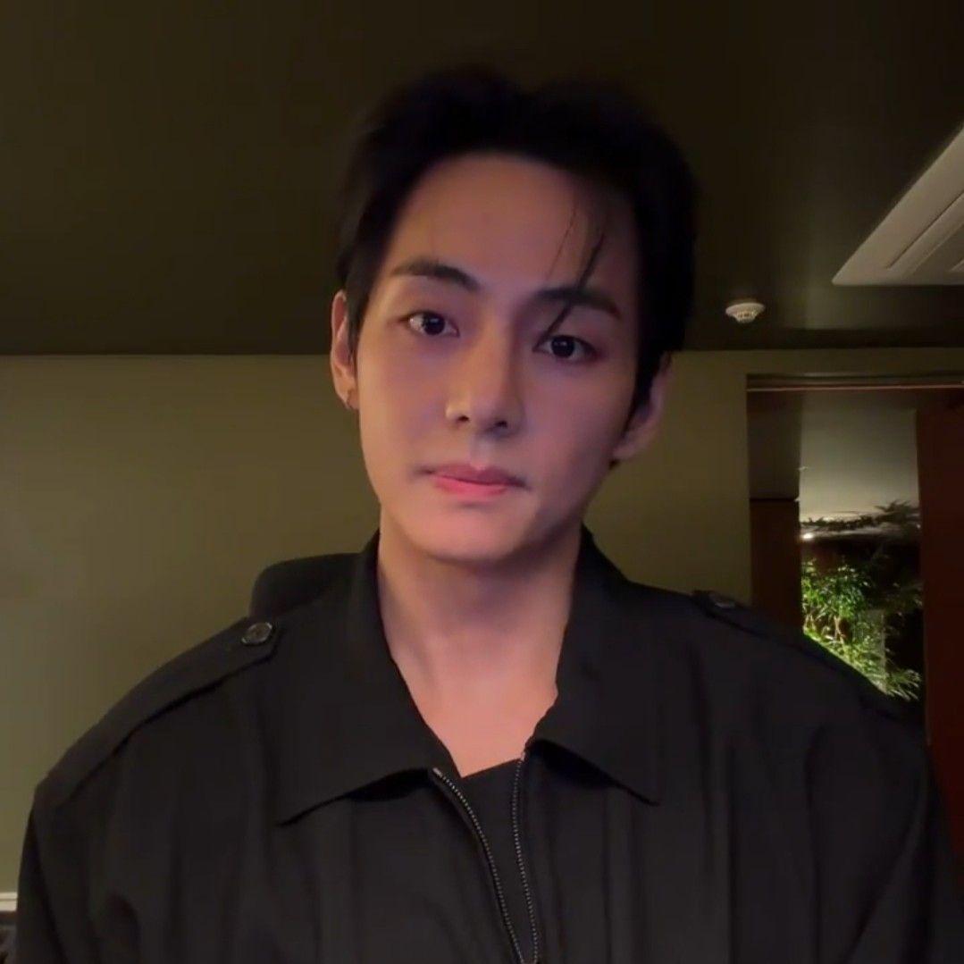 뷔 (방탄소년단)의 최신 사진