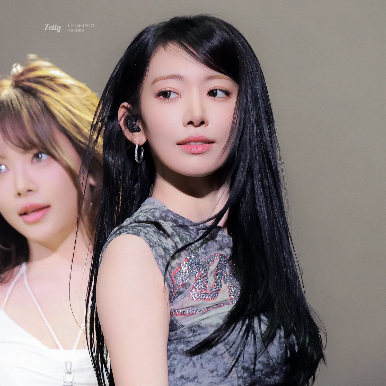 Behind-the-scenes cut of Sakura (LE SSERAFIM)