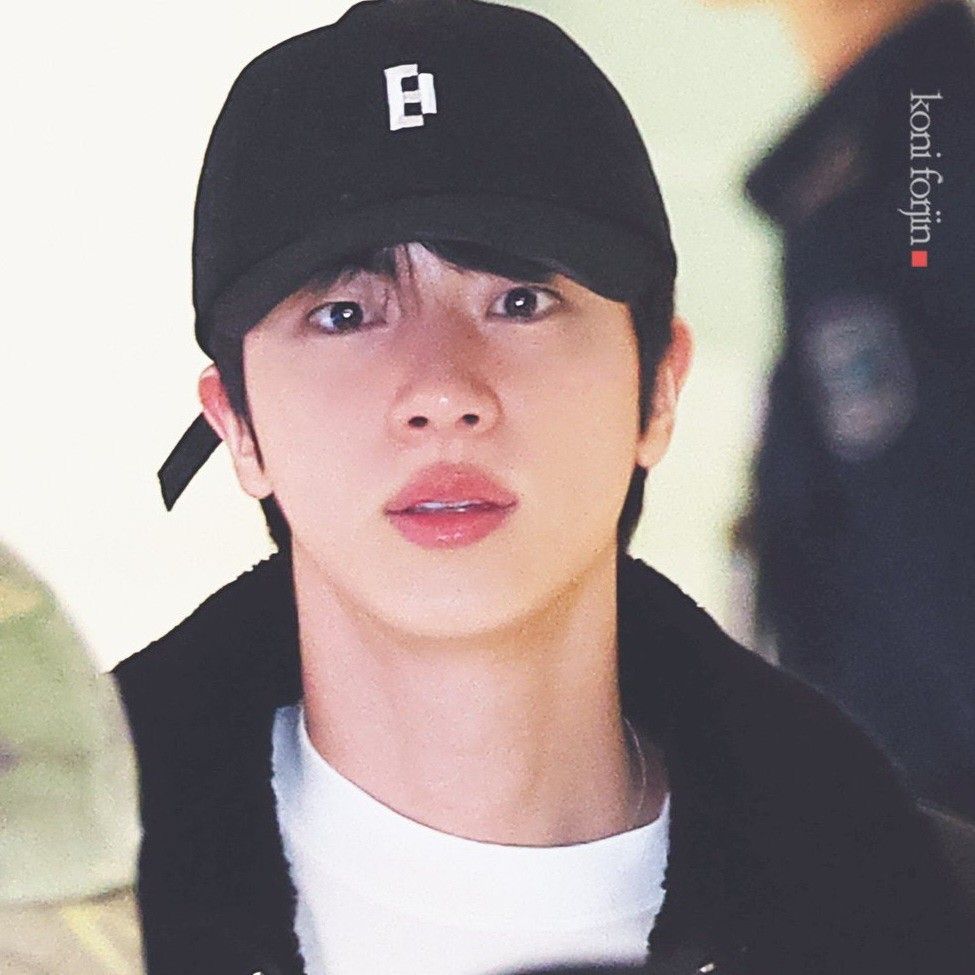 Foto aktivitas terbaru Jin (BTS)