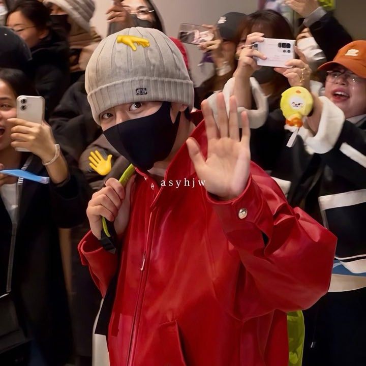 뷔 (방탄소년단) 최근 활동샷