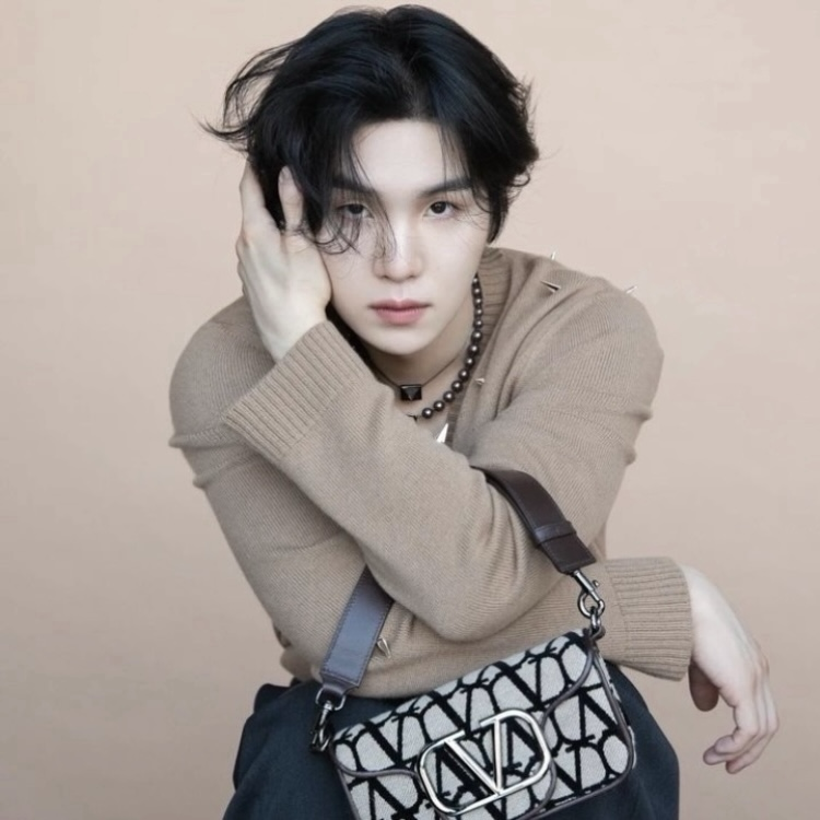 Foto aktivitas terbaru SUGA (BTS)